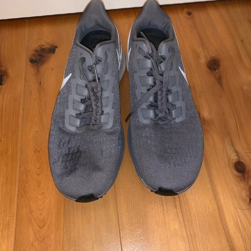 women’s Nike zoom Pegasus tennis shoe - Picture 2 of 6